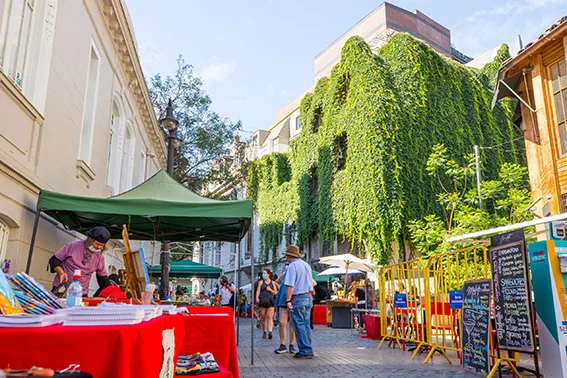 Fotografía de una de las calles del Barrio Lastarria donde se observa varias personas paseando en una feria de artesanía. Imagen Licencia Creative Commons, 