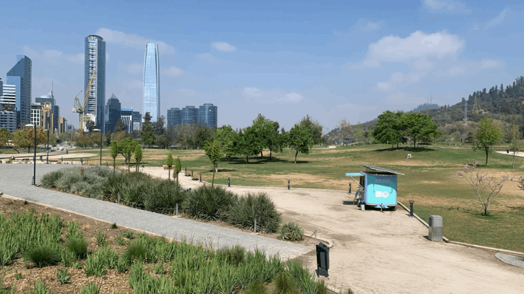 Fotografía panorámica del Parque Bicentenario, con Sanhattan de fondo. 
