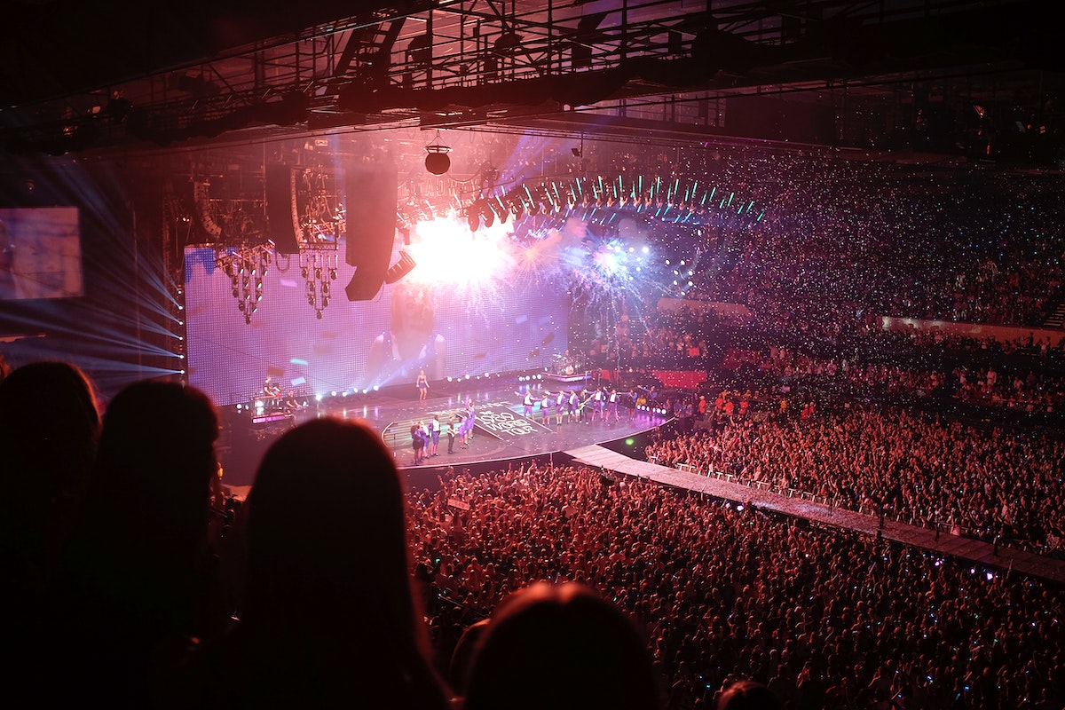 Imagen de dominio público proveniente de Wikimedia Commons, que muestra a una banda realizando un concierto ante la atención de miles de personas.