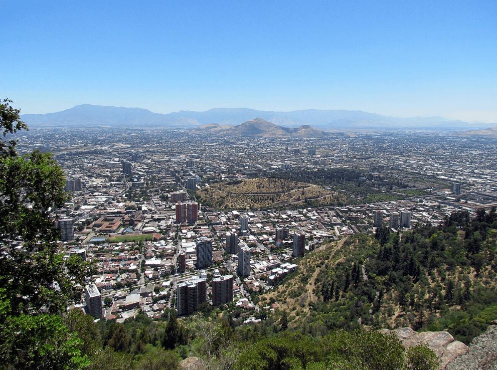 Foto del Cerro San Cristobal apuntando al Cerro Blanco
