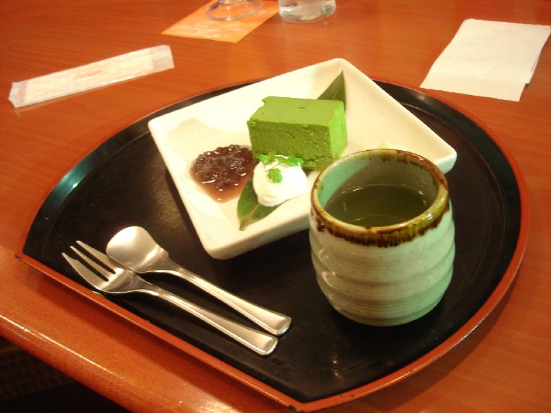 Postre y un té matcha. Se  aprecia como predomina el color verde.