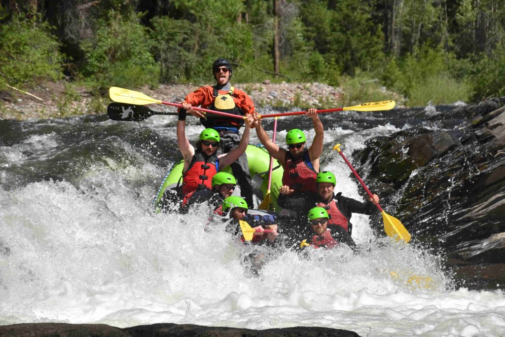 Grupo de Rafting descendiendo un río. Imagen con Licencia Creative Commons. 
