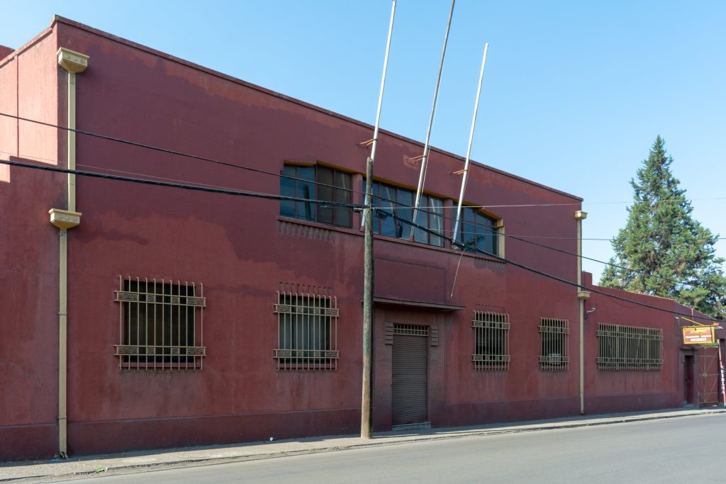 Exterior del Museo Jedimar, color de pintura roja y dos pisos. Licencia Creative Commons. 