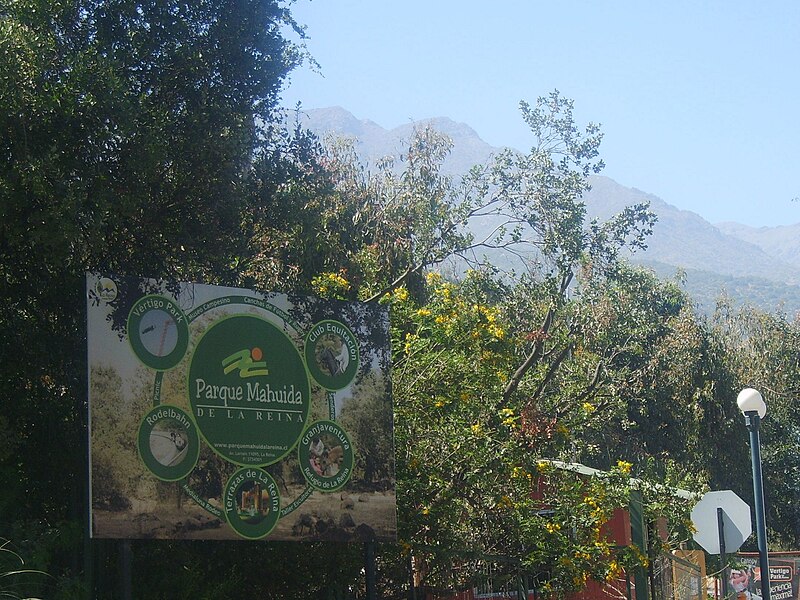 Fotografia del letrero que se encuentra en la entrada y da la bienvenida al Parque Mahuida y sus senderos en la comuna de La Reina.
