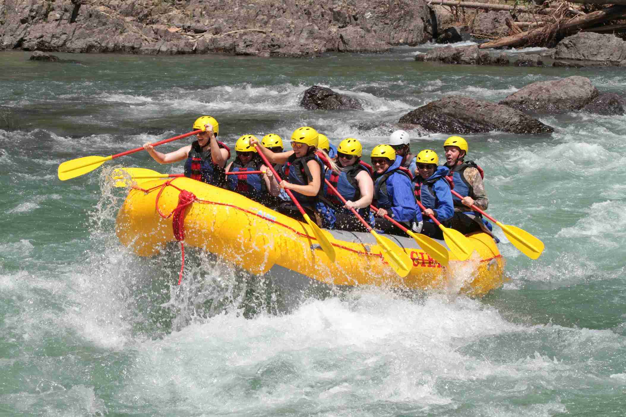 Embalse de Rafting navegando.