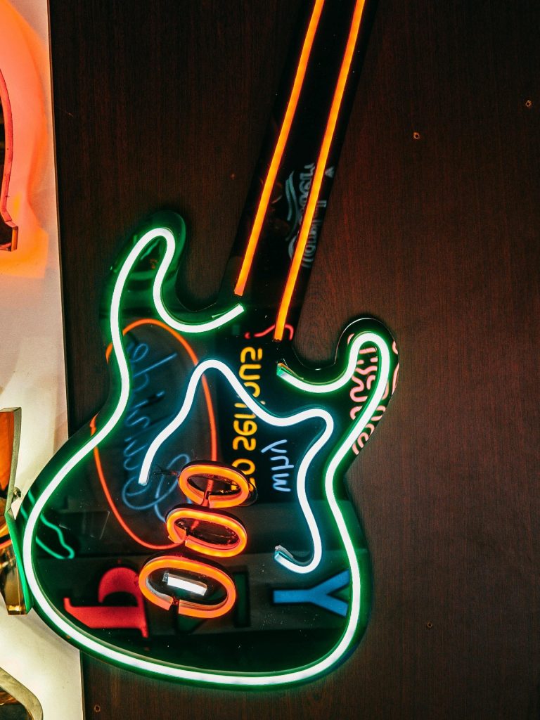 Letrero de una guitarra de neón en un bar de rock. Licencia Creative Commons, extraída de Pexels.