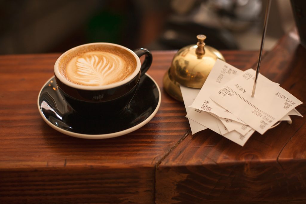 Imagen de un café con arte en crema de leche. Fotografía de uso libre, tomada por Chevanon Photography. 
