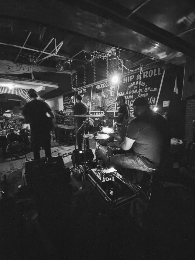 Imagen en blanco y negro de una banda de rock. Licencia Creative Commons, extraída de Pexels.