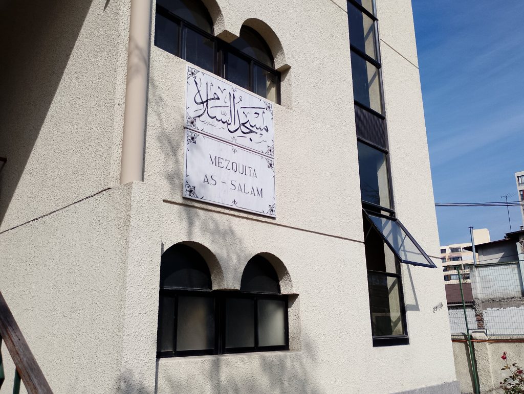 Fachada de la mezquita, donde tiene al frente su nombre. Foto propia, por David Olave.