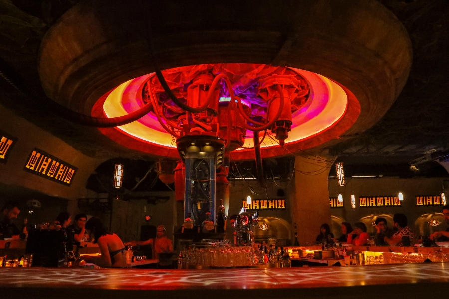 Fotografía de la infraestructura  interior del Bar Nowas Cantina que tiene una temática futurista inpirada en películas de fantasía y ciencia ficción.
