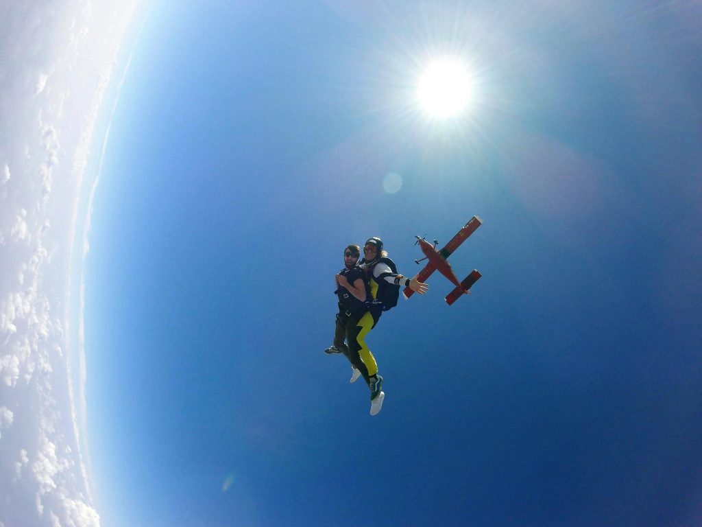 Salto en tándem de un aprendiz de paracaidismo junto a su instructor.