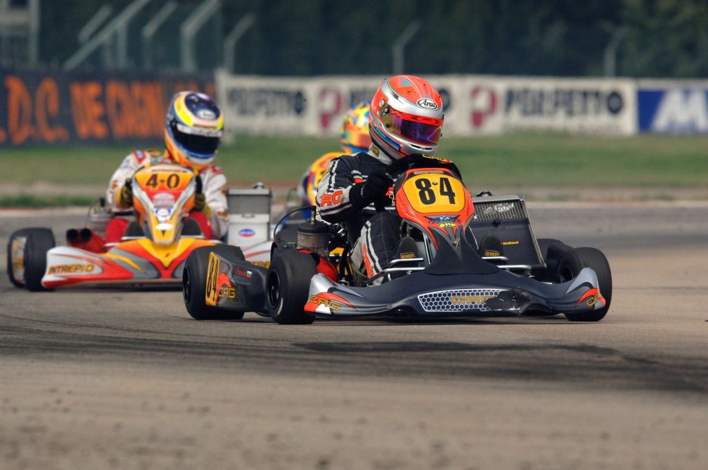 Pilotos de Karting corriendo en una carrera.  Imagen con Licencia Creative Commons

