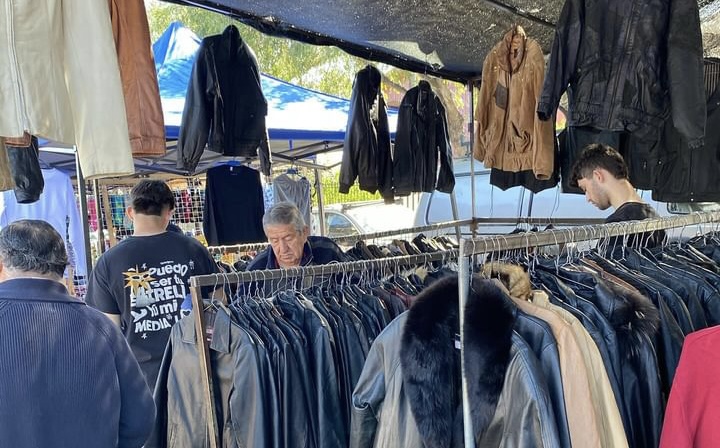 Puesto dedicado a las chaquetas de cuero en las ferias de avenida Grecia.
