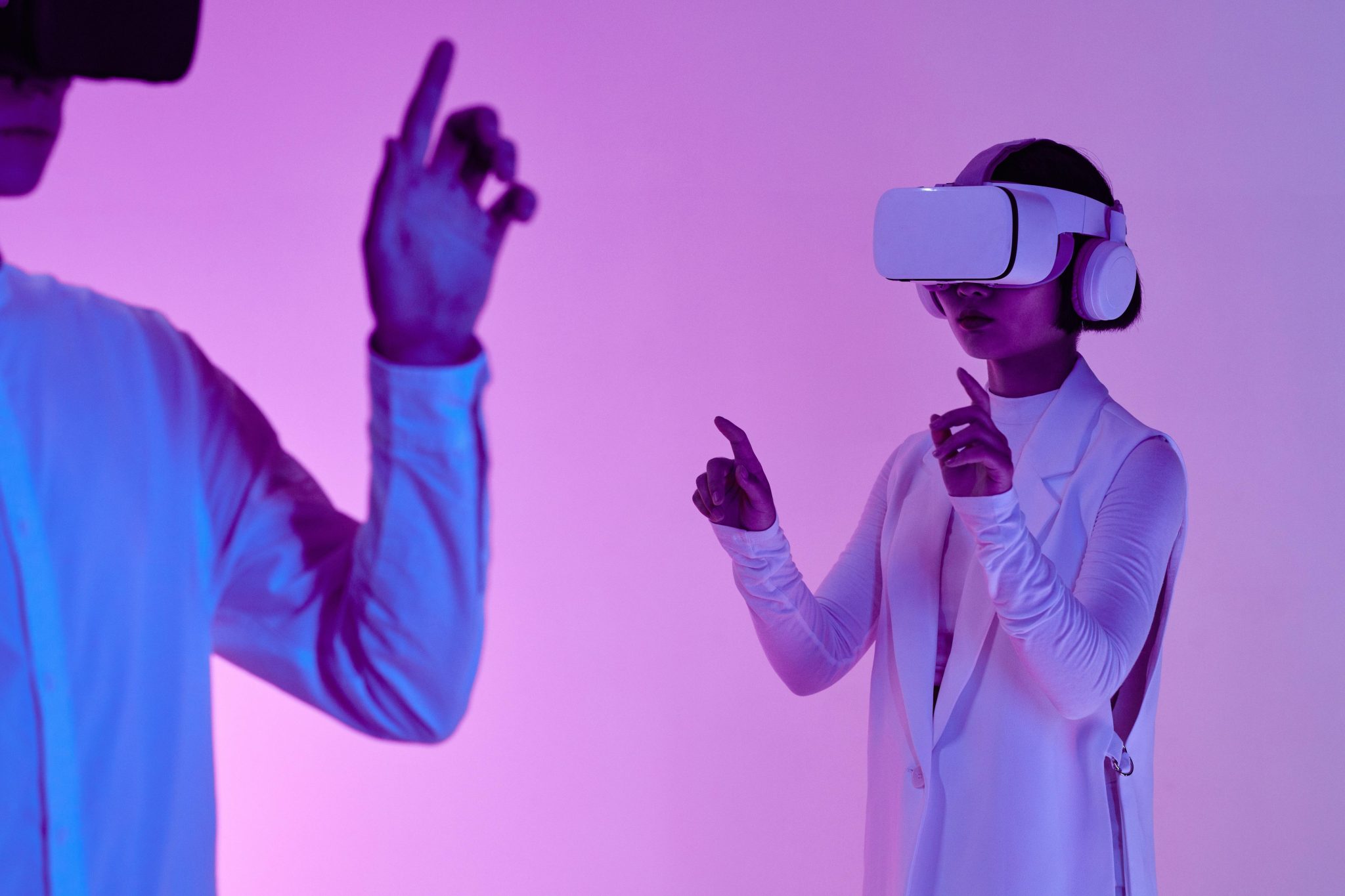 Dos personas con cascos de realidad virtual en un cuarto