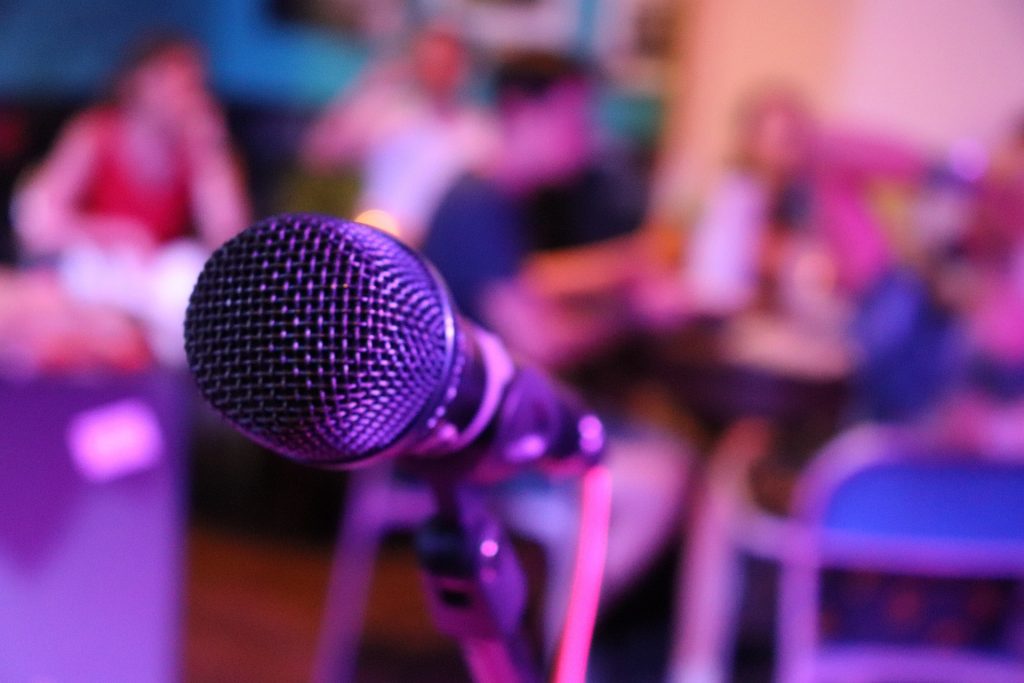 Imagen rescatada del banco de Pixabay en el que aparece un micrófono posicionado en un bar. 