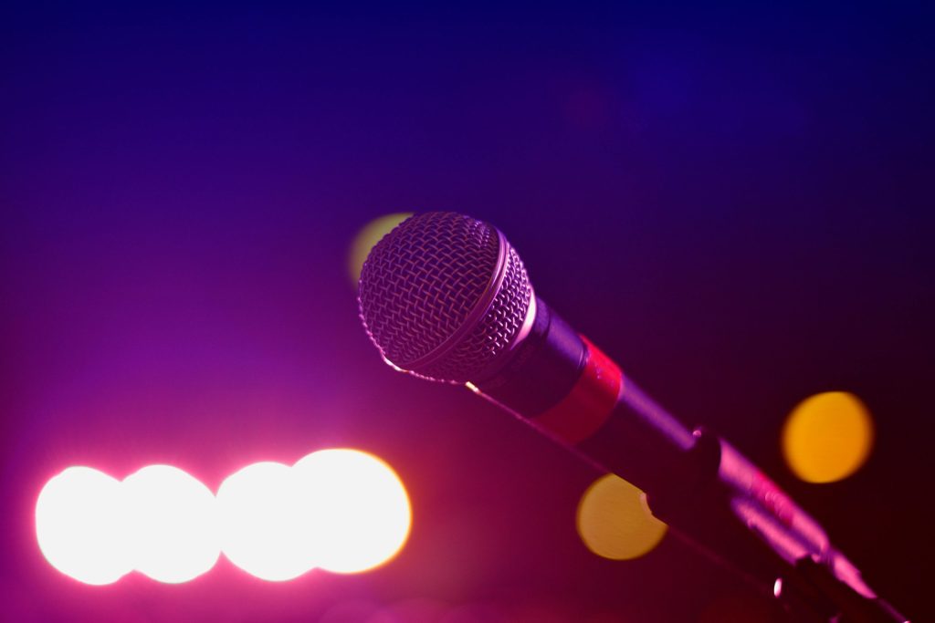 Revisa alguno de los bares con karaoke en Santiago