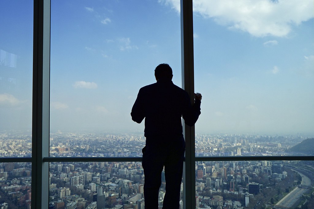 La imagen muestra la vista que se puede apreciar desde las alturas del Costanera Center, específicamente desde su mirador.