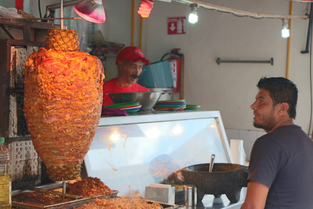 Trompo giratorio de carne usado para tacos al pastor. Licencia Creative Commons.