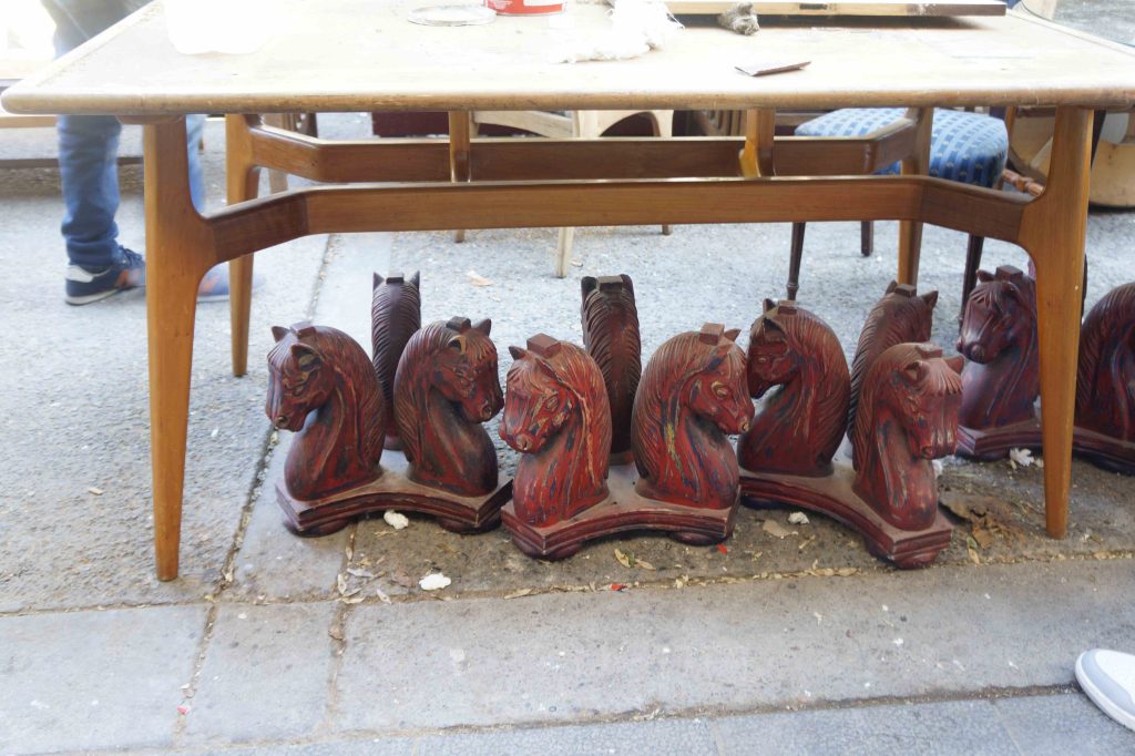 Caballos de adorno hechos de madera, expuestos en un local de Caupolicán.