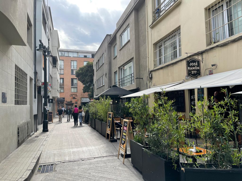En la imagen podemos observar una calle del barrio, donde resaltan los restaurantes y bares. 