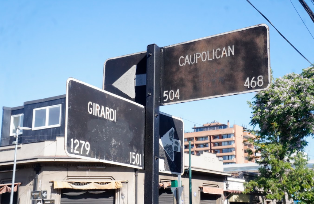 Foto de dos letreros que reflejan la intersección de Caupolicán con Girardi