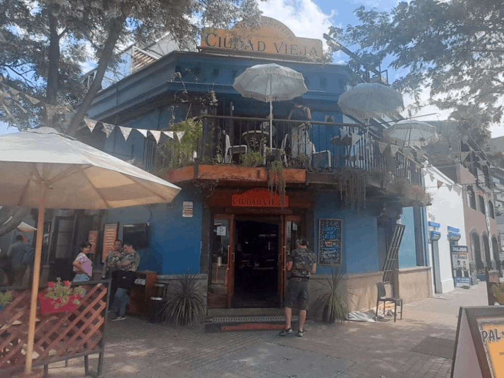 Fotografía de la fuente de soda Ciudad Vieja Sanguchería. Local que se caracteriza por sus innovadores platos y famosos churrascos. Imagen propia.