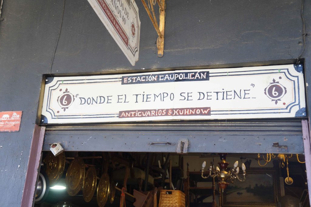 Frontis del local "Donde el tiempo se detiene". La imagen refleja el slogan del local que se encuentra en la parte superior de la entrada.