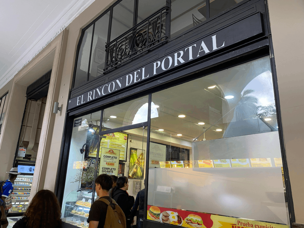 Fotografía del local El Rincon del Portal. Fuente de soda típica en la ciudad y que reúne a gran cantidad de comensales. Imagen propia.