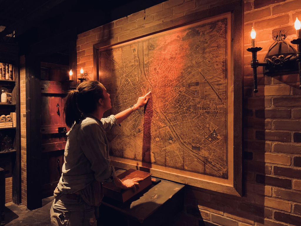 Fotografía de una mujer descubriendo pistas para superar el escape room. Popular juego que cada vez es más llamativo para las masas. Imagen obtenida desde Creative Commons.