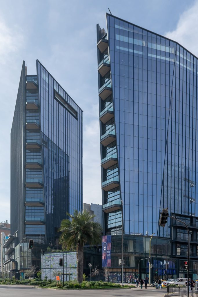 Fachada de los edificios del Mercado Urbano Tobalaba (MUT) tomada desde fuera.