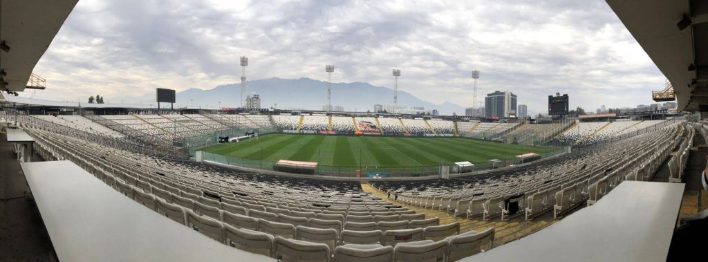 Fotografía panorámica del Estadio Monumental David Arellano, se logra ver la cancha y galerías del estadio.