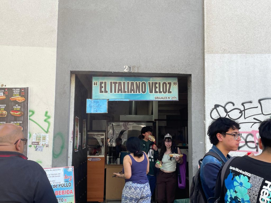 Fotografía del frontis del local dedicado a la venta de completos en el barrio República.