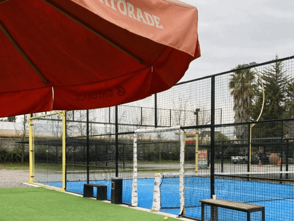 Fotografía de una cancha de pádel. Deporte que ha ganado mucha popularidad en los últimos meses. Imagen propia.