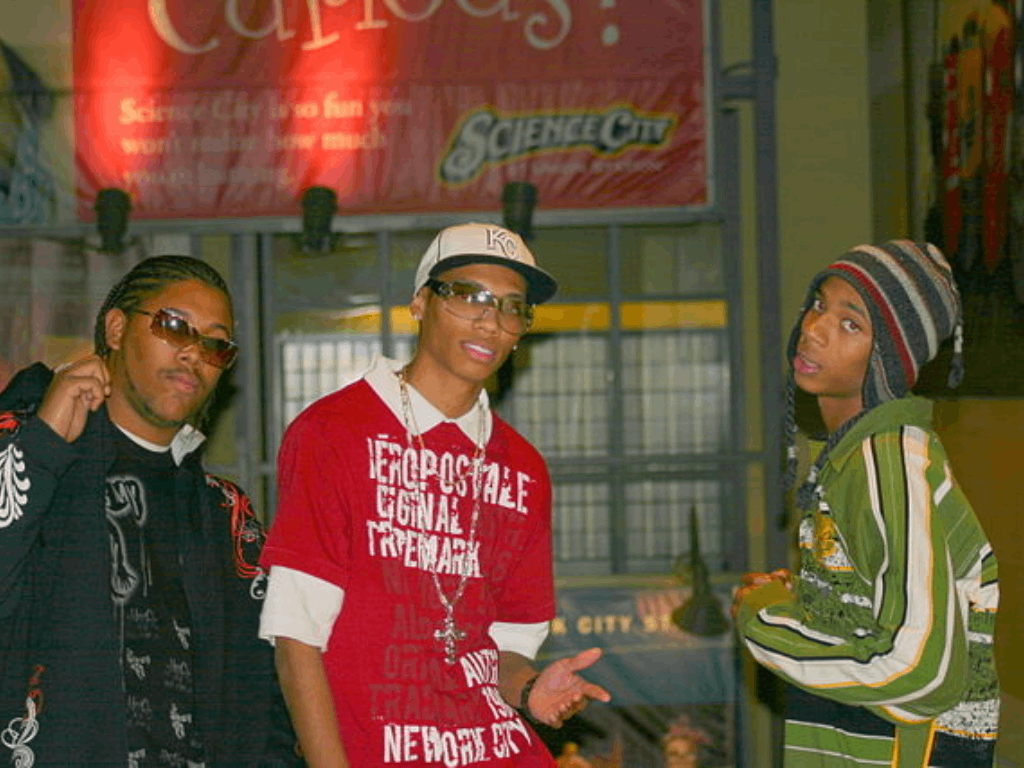 Grupo de jóvenes vistiendo ropa Streetwear. Estilo de moda que se ha hecho cada vez más popular a la hora de vestir. Imagen obtenida desde Creative Commons. Autor kc reign.