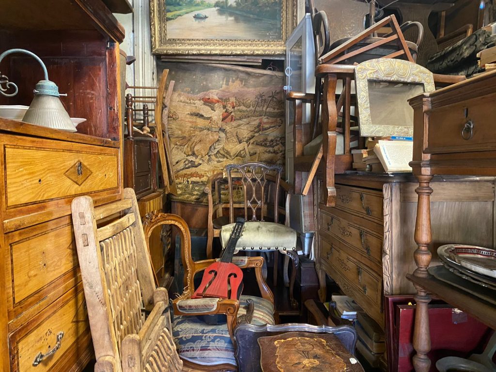 Interior del local "Donde el tiempo se detiene". En la imagen se pueden ver muebles y objetos antiguos desordenados