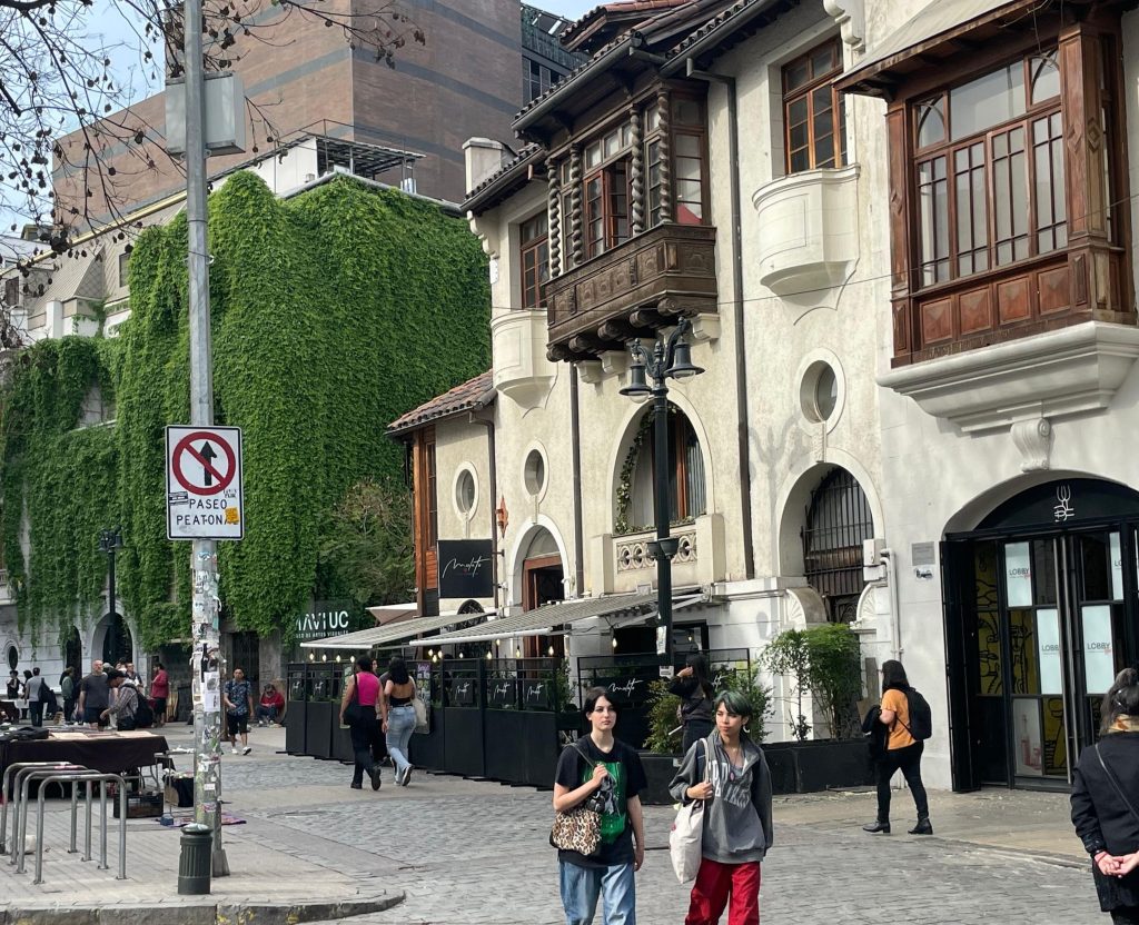 Esquina de Lastarria y Rosal, con edificios históricos cubiertos de enredaderas.