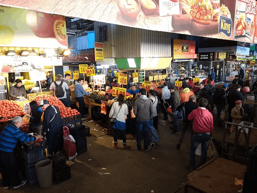Fotografía de la Vega Central de Santiago. En este lugar podrás encontrar una gran cantidad de frutas, verduras y carnes. Imagen obtenida de Creative Commons. Autor Señorita Granger.