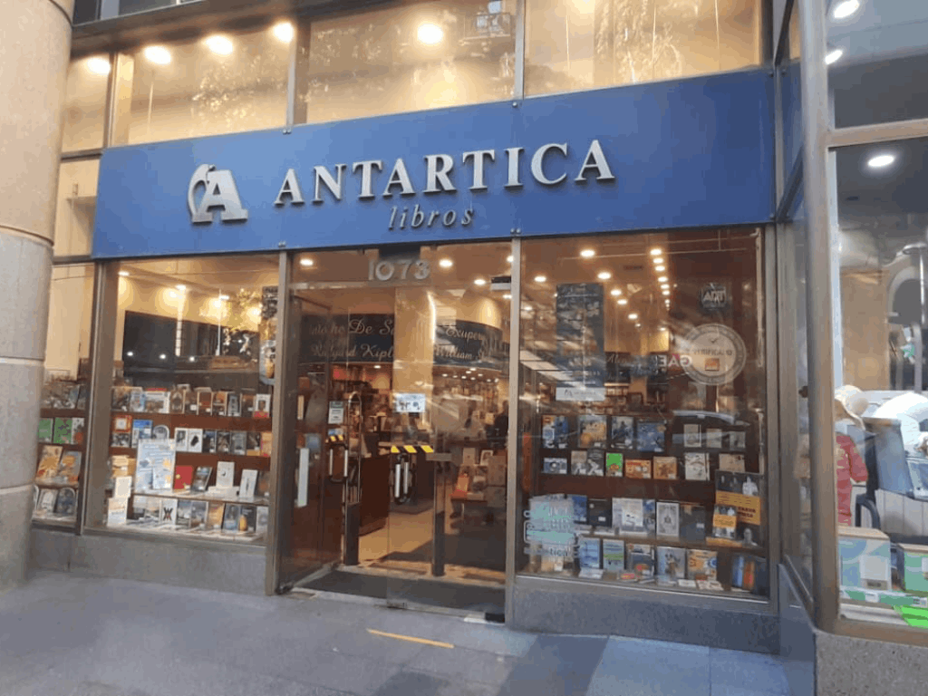 Fachada de librería Antártica. Hay diferentes sucursales en Santiago. Imagen propia.