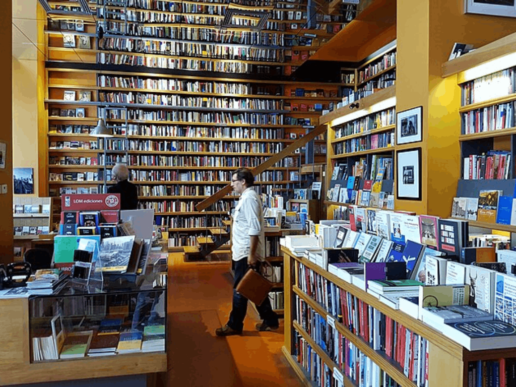 Librería Ulises, ubicada en calle Lastarria 70. Libre de derechos de autor y de Rodrigo Fernández.