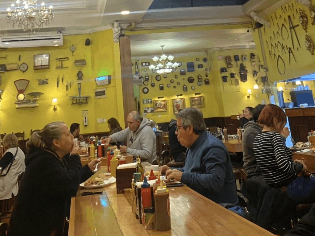 Fotografía del restaurante Mardoqueo desde adentro. La fuente de soda se ubica en el Barrio Yungay y destaca por su variedad de preparaciones. Imagen propia.