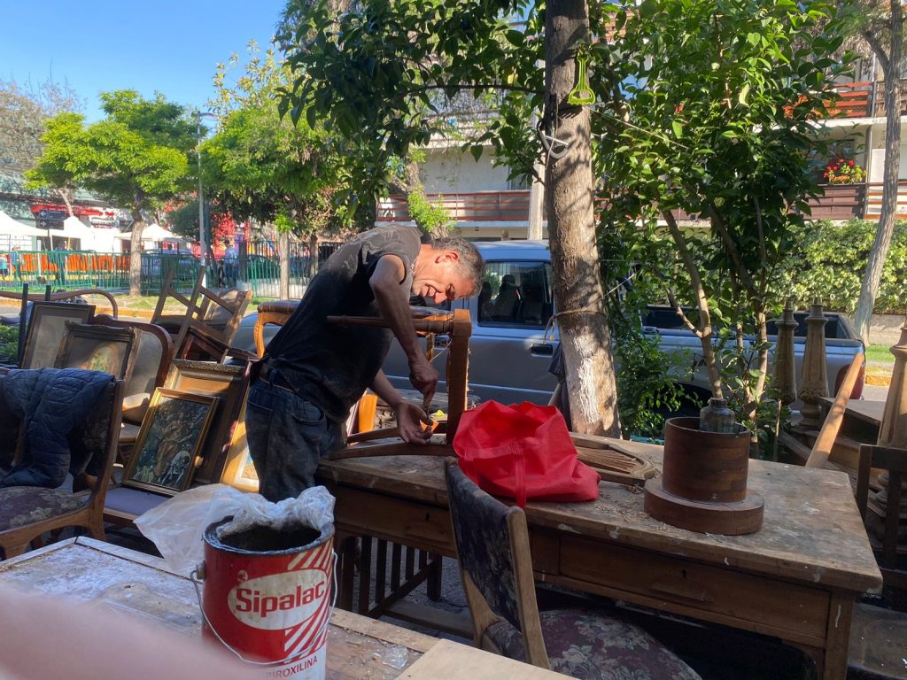 Foto de Marcelo Pizarro, uno de los dueños de  Antiguedades Miguel Ñúñez. En la foto, Marcelo sale trabajando en una restauración de un mueble