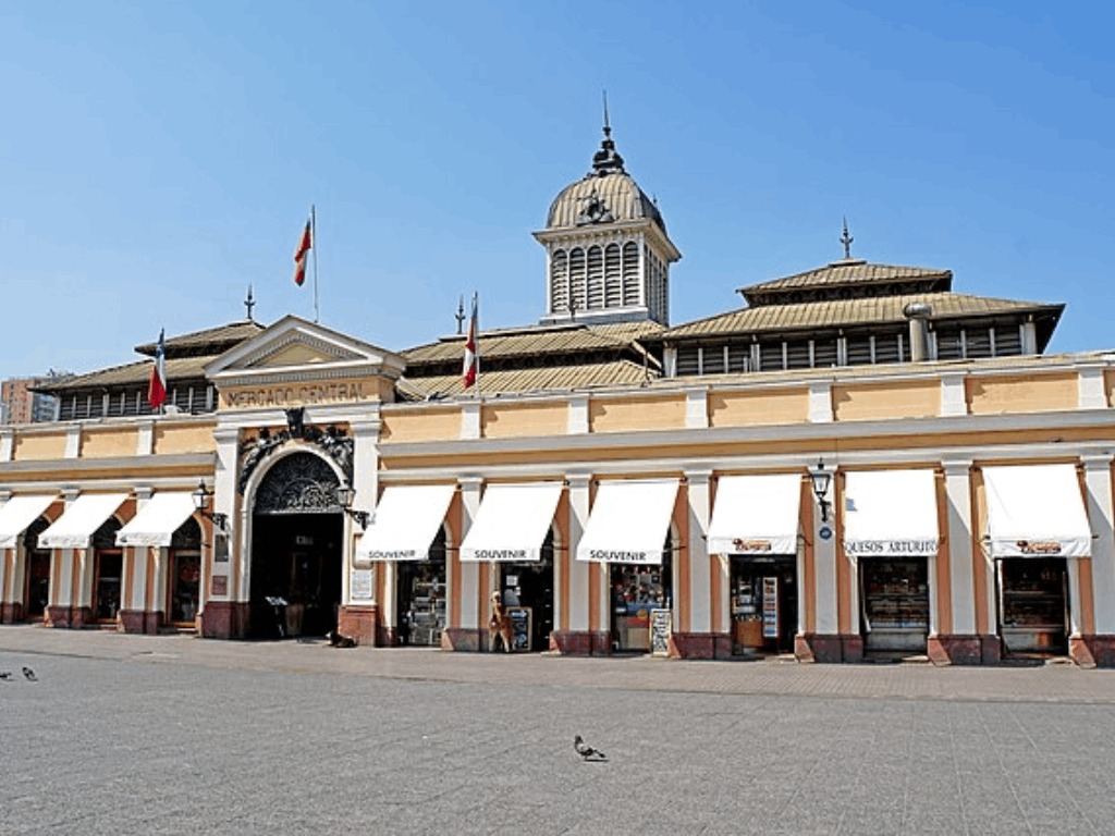 Fotografía del Mercado Central de Santiago. En el lugar te encontrarás con una arquitectura histórica y muchos productos del mar. Imagen obtenida desde Creative Commons. Autor Dennis G. Jarvis.