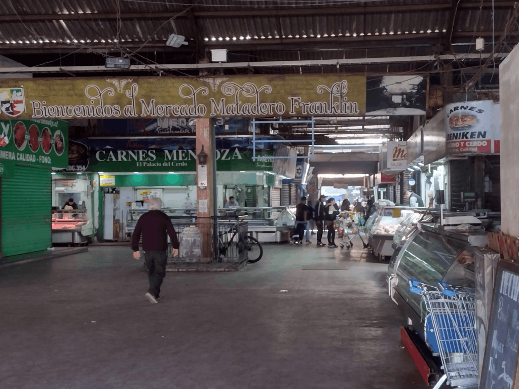 Fotografía del Mercado Matadero Franklin. El lugar se especializa por tratar carnes, son los especialistas. Imagen obtenida desde Creative Commons. Autor Cubierta5512.