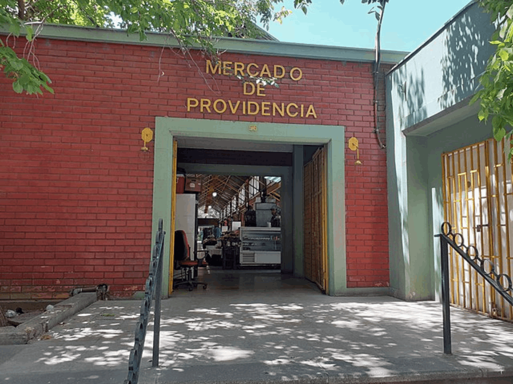 Fotografía del Mercado Municipal de Providencia. El recinto se caracteriza por tener un ambiente acogedor, además de ser un lugar en el que trabajan productores más pequeños. Imagen Obtenida desde Creative Commons. Autor Sfs90.