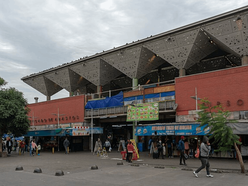 Fotografía del Mercado Tirso de Molina. El recinto destaca por su gran gastronomía, lo que es acompañado por una ubicación estratégica, situado cerca del metro Puente Cal y Canto, además de la estación Patronato. Imagen obtenida desde Creative Commons. Autor Rjcastillo..