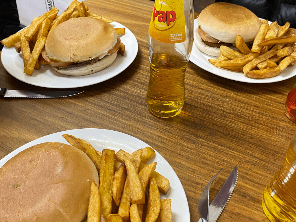 Imagen de churrascos. Es una comida típica en Chile, se caracteriza por ser contundente y rápida. Fotografía propia.