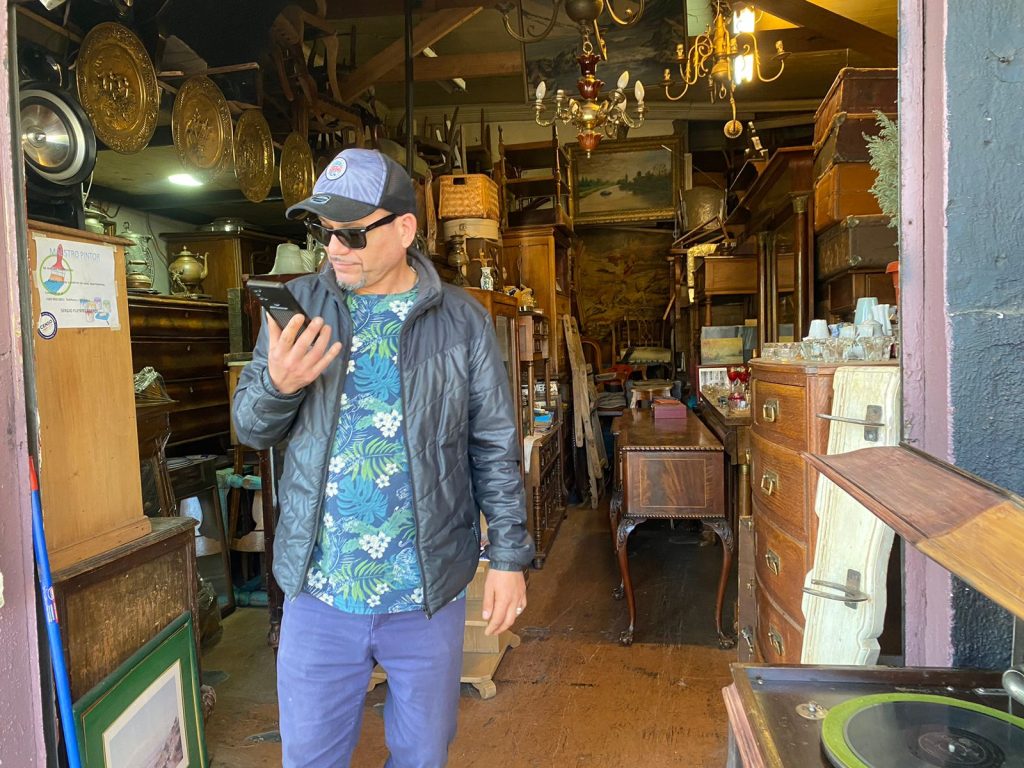 Sergio Kuhnow el dueño de donde el tiempo se detiene. Kuhnow se encuentra al interior de su local hablando por teléfono.