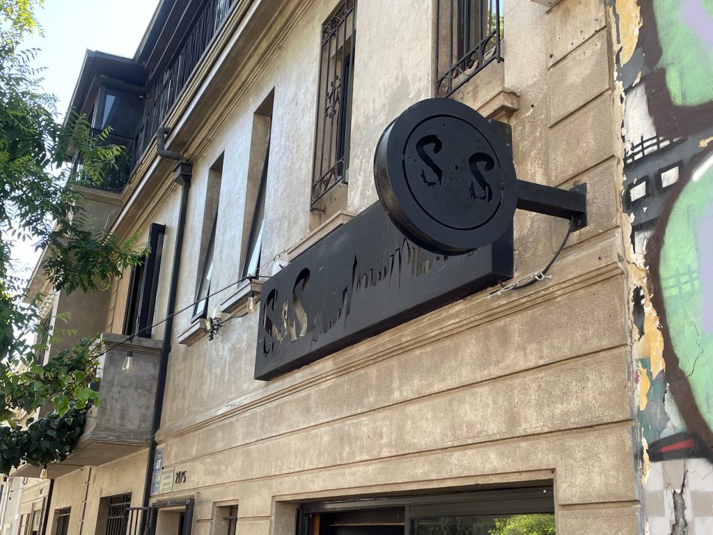 Fotografía del logo a las afueras del bar S&S.