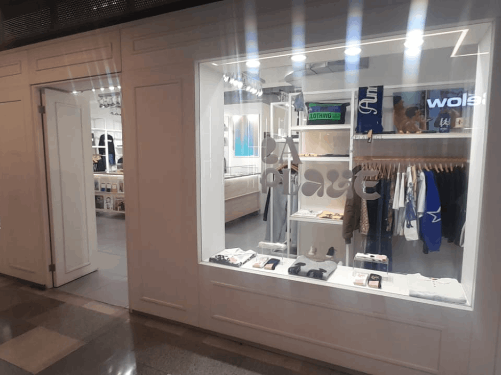 Fotografía de tienda La Plage, ubicada en el Drugstore. En el lugar se venden vestimentas de diferentes marcas, la mayoría bajo la moda streetwear. Imagen propia.