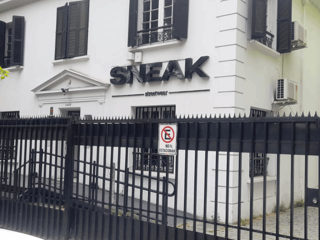 Imagen de la fachada de tienda Sneak. Recinto en el que principalmente se vende ropa streetwear, Imagen propia.